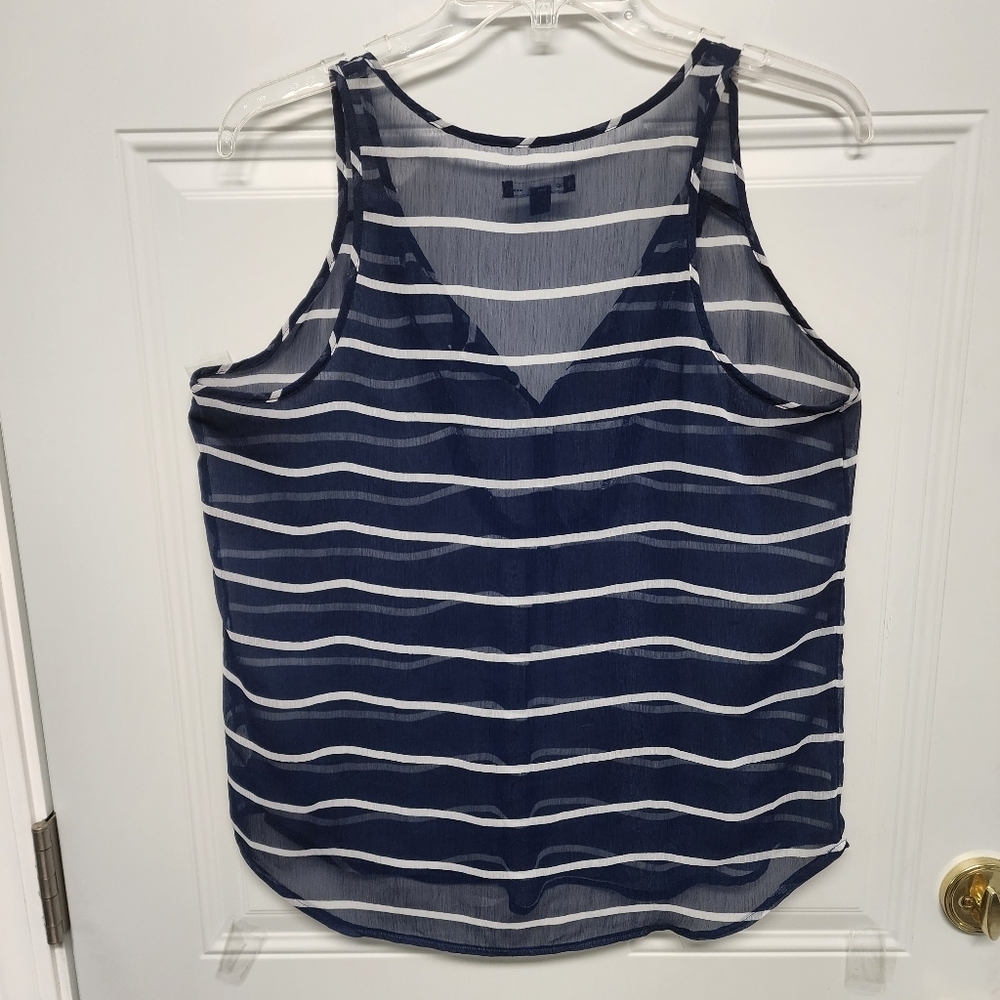 Gap. Shear see though tank top. Buttons kn the fron with a Little ruffle. Size M - Picture 4 of 4
